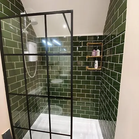Enchanted Hideaway, Bath Exterior photo