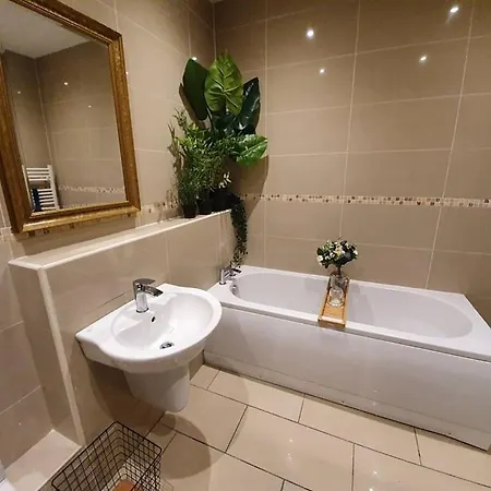 Enchanted Hideaway, Bath Exterior photo
